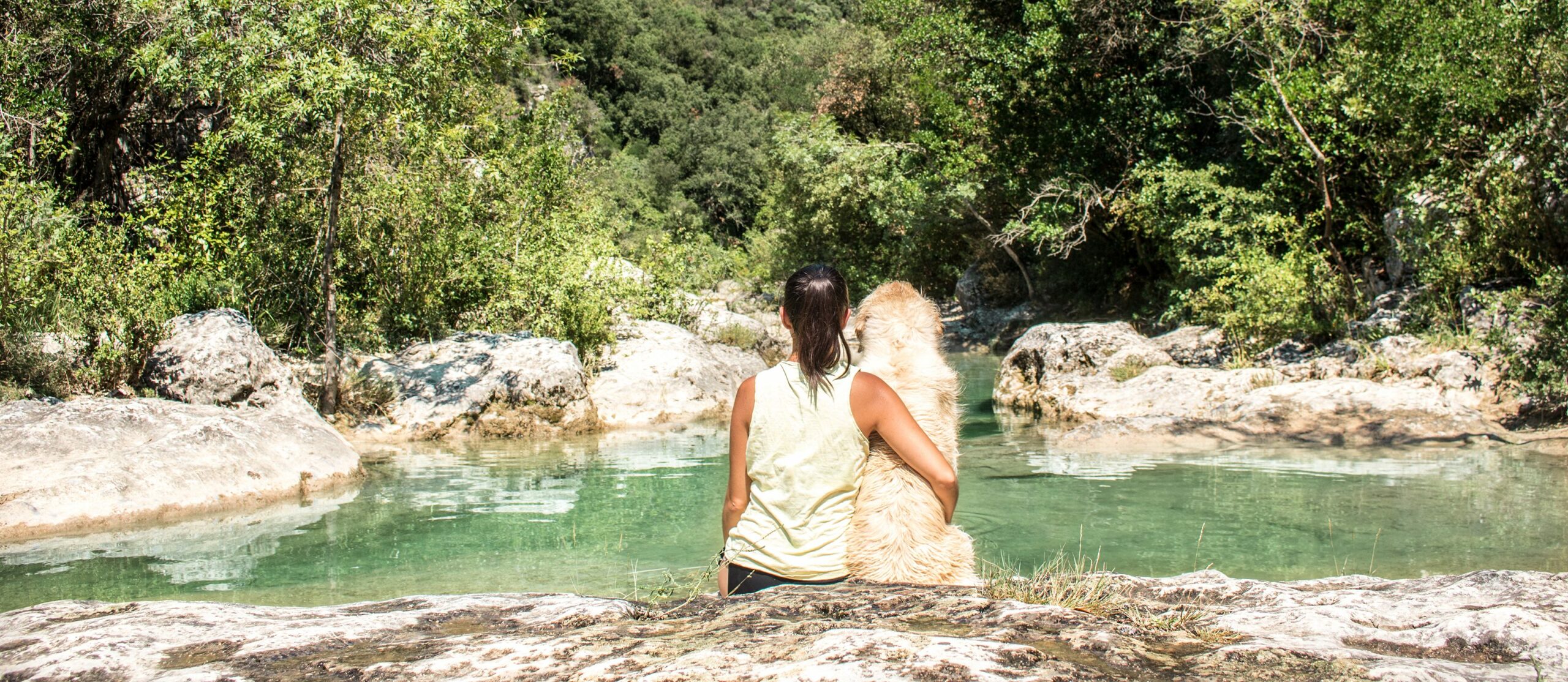 Les petites aiguières avec son chien