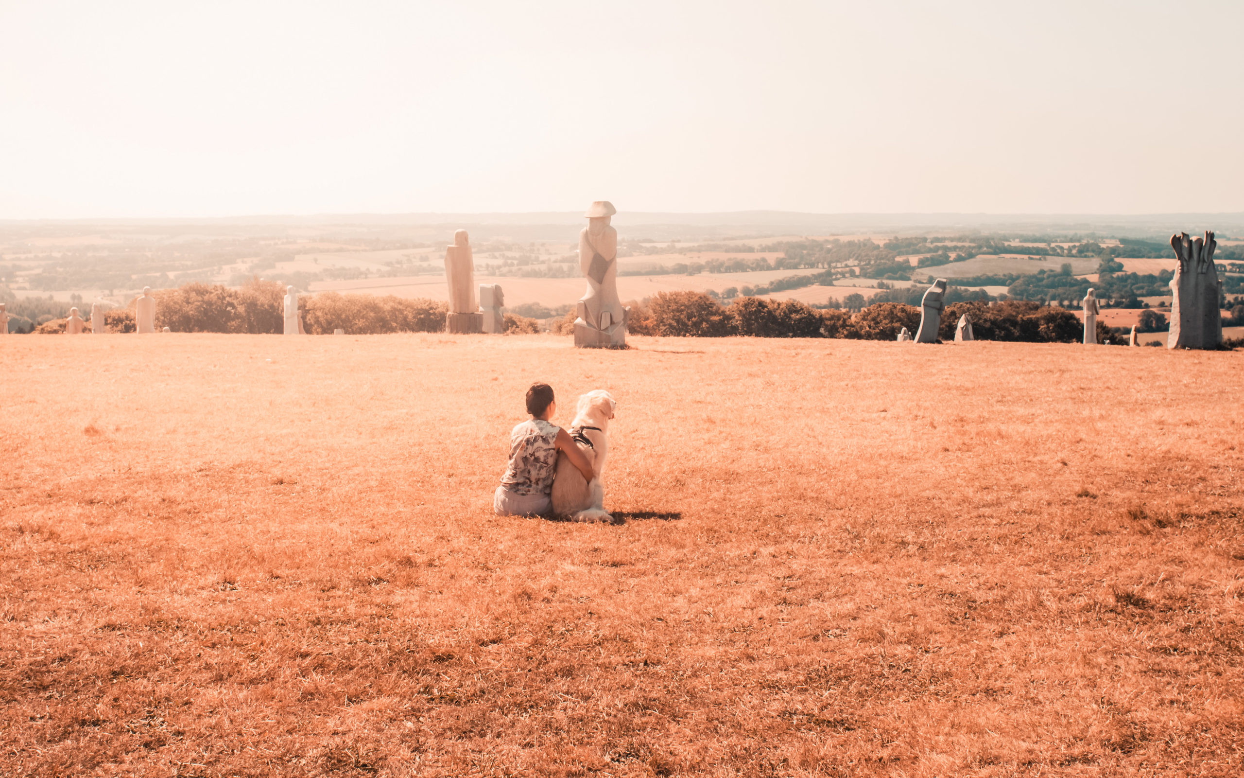 La Vallée des Saints avec son chien