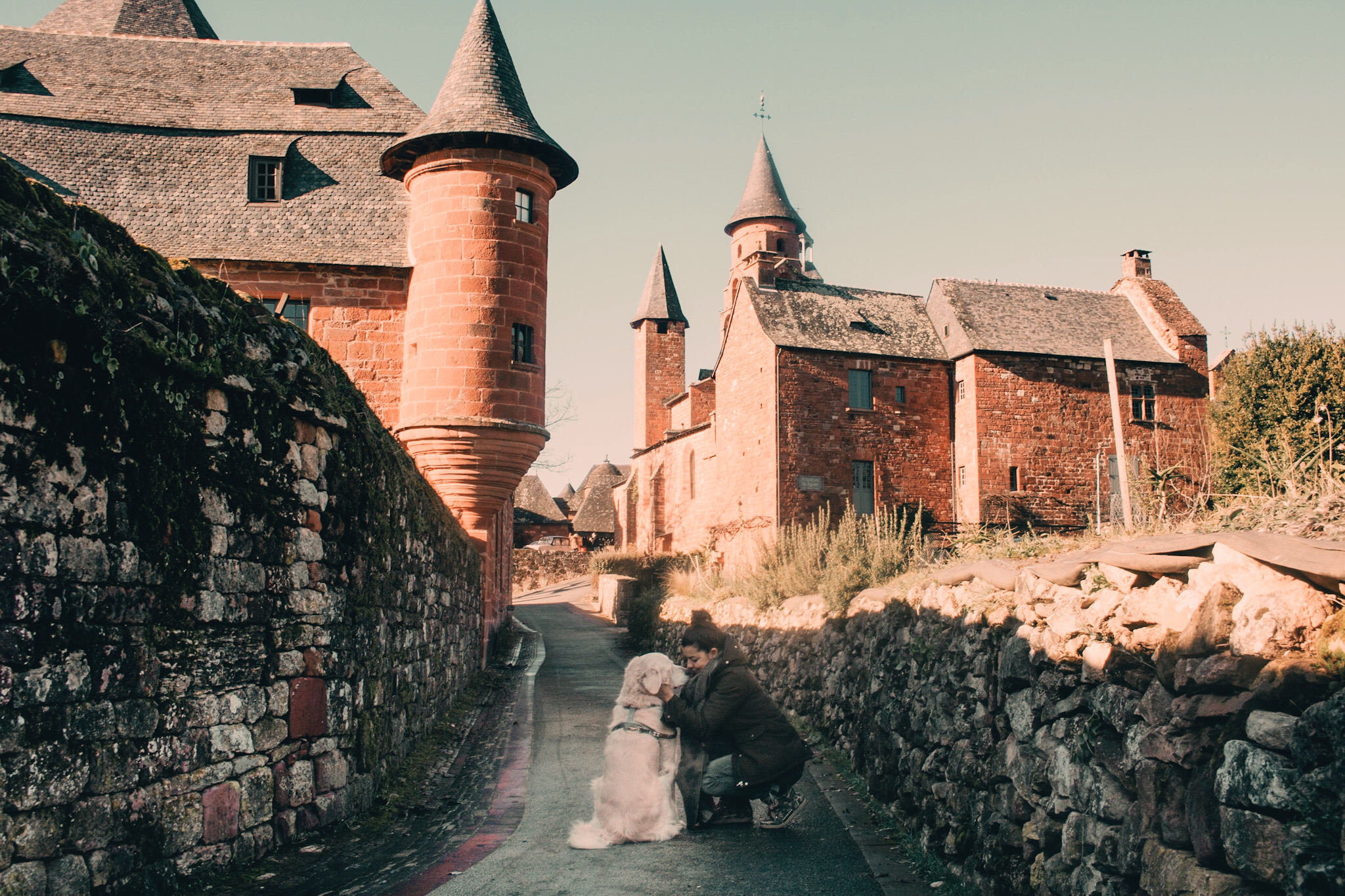 Collonges-la-Rouge avec son chien